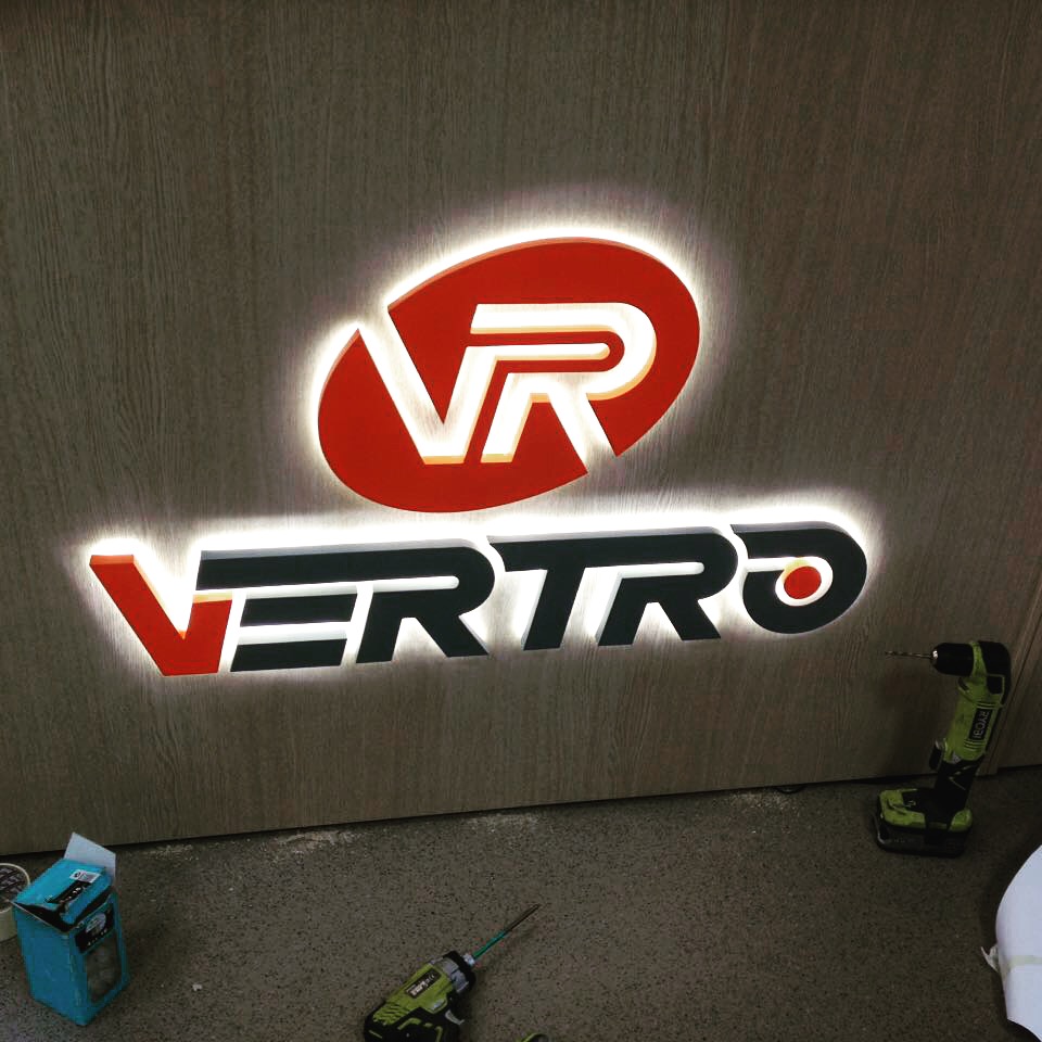 Интерьерная вывеска с надписью VERTRO и логотипом компании